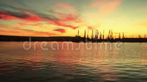 海上港口五颜六色的日落货物港起重机和史诗般生机勃勃的天空视频的预览图