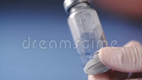 混合药物注射器喷进安瓿的药物视频的预览图