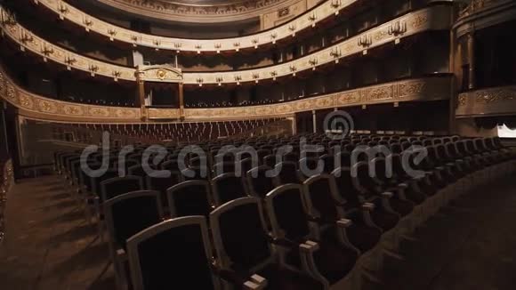 空的豪华歌剧厅椅子排金色和白色装饰视频的预览图