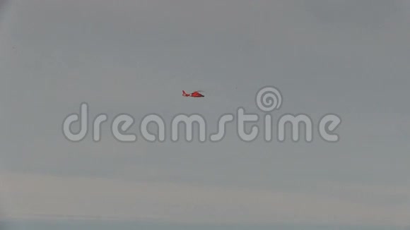 红色海岸警卫队直升机远射飞行视频的预览图