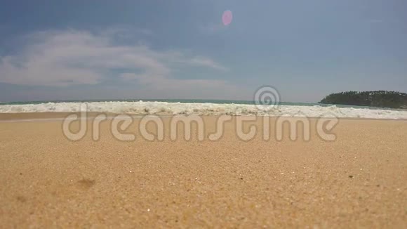 在斯里兰卡的热带海滩上波浪缓慢移动视频的预览图