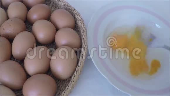 混合鸡蛋与叉子内盘视频的预览图