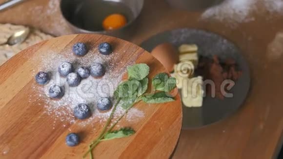 厨房木制背景蓝莓视频的预览图