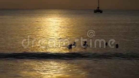 美丽的日落与人的轮廓欣赏海洋视频的预览图