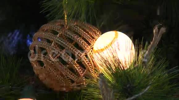 圣诞树上闪烁的灯光视频的预览图