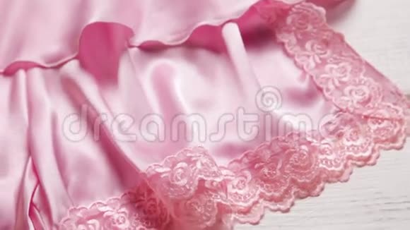 花边装饰在粉红色的丝绸上视频的预览图