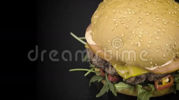 乳晕旋转的烤干酪汉堡视频的预览图