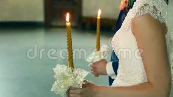 乌克兰传统婚礼温馨快乐华丽的夫妇老教堂视频的预览图