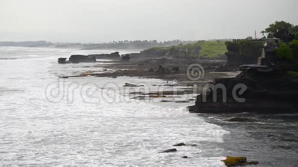 海岸海浪冲击陡峭悬崖海岸视频的预览图