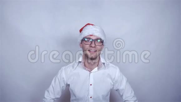 年轻的帅哥穿着白色衬衫和圣诞老人帽上面显示着复制空间视频的预览图
