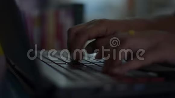 女商人的手在办公桌上敲手提电脑键盘视频的预览图