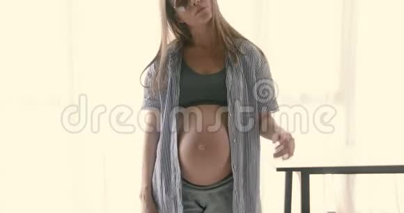 快乐的孕妇跳舞视频的预览图
