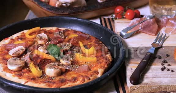 品尝美味的意大利披萨视频的预览图