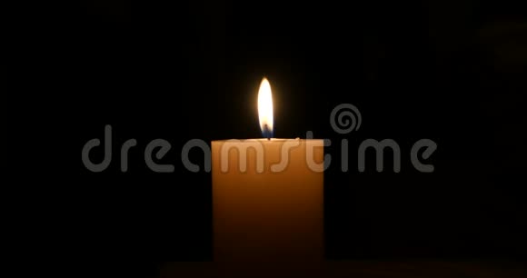 在黑暗的背景下点燃蜡烛圣诞快乐新年快乐视频的预览图
