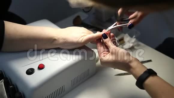 巫术指甲涂层与凝胶清漆指甲用紫外线灯视频的预览图
