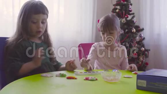 圣诞树附近的女孩画陶瓷玩具视频的预览图