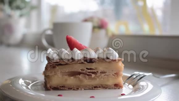 经典的法式甜点millefeuille放在木板上拿破仑蛋糕放在托盘或桌子上上面有卡达蒙薄荷和一杯咖啡和视频的预览图