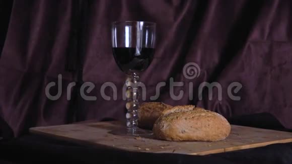 一杯红酒和面包还活着视频的预览图