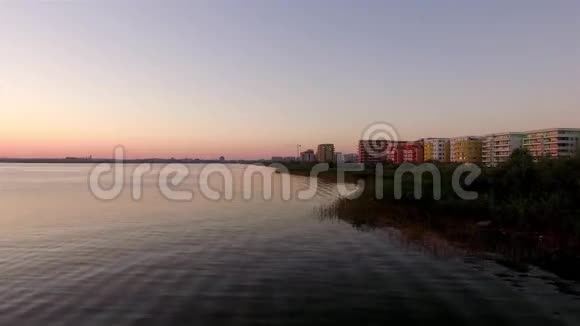美丽的鸟瞰五颜六色的建筑日落时可以看到海滨俯瞰平静的海岸视频的预览图