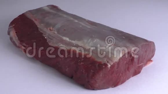 一块白色背景的生烤牛肉视频的预览图