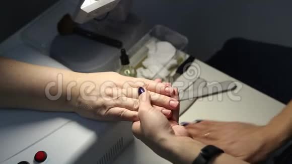 巫术指甲涂层与凝胶清漆指甲用紫外线灯视频的预览图