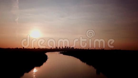 美丽的日落到夜间过渡华沙市区天际线穿过维斯特拉河视频的预览图