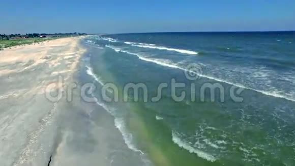 海滨海景海浪平静地拍打着白色沙滩视频的预览图