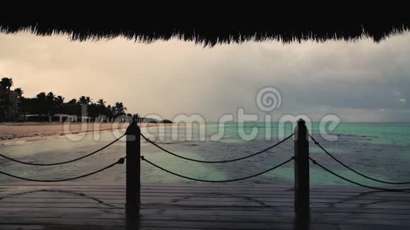从蓬塔卡纳度假村木码头可看到加勒比海和热带海滩的日落景色视频的预览图