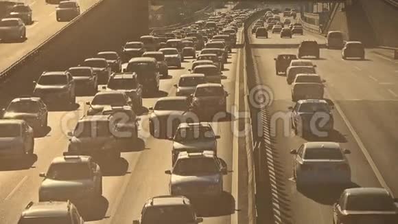 天桥上的交通尘土中的交通堵塞视频的预览图