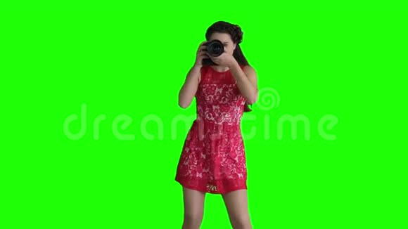 女摄影师拍摄指南视频的预览图