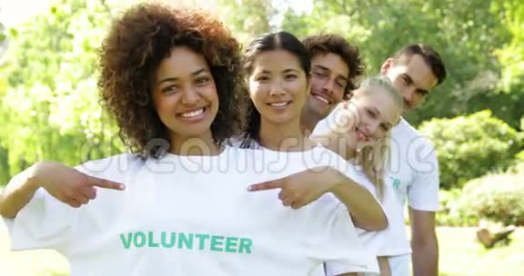 站在一排的志愿者对着镜头微笑视频的预览图