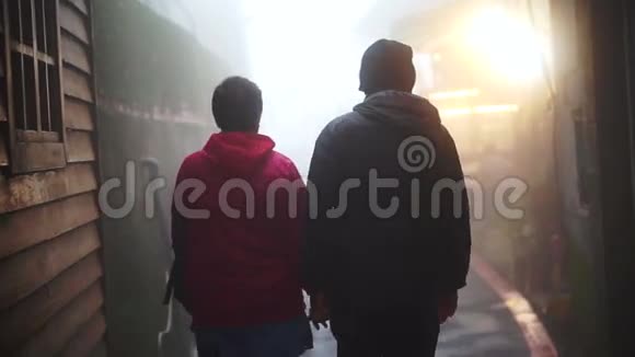 视频亚洲资深夫妇在雾中散步和牵手一起旅行看看世界视频的预览图
