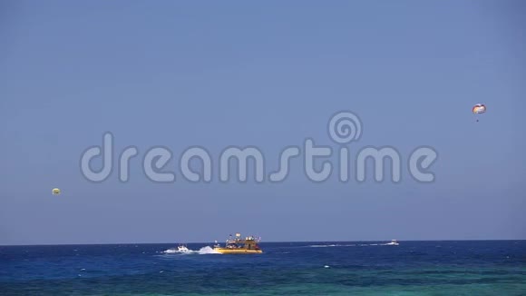 一艘黄色的游艇在海中一艘黄色的潜艇在海中海度假区一艘透明的船底视频的预览图