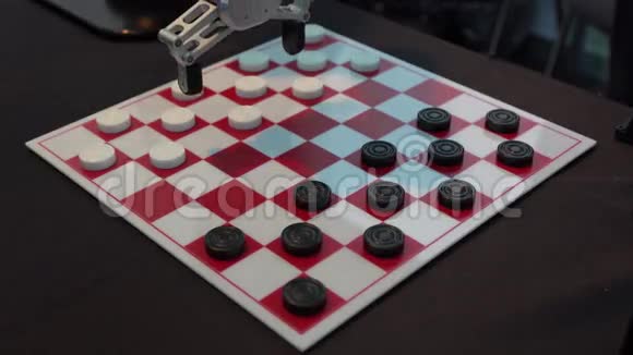 机器人玩跳棋手机械手移动检查器视频的预览图