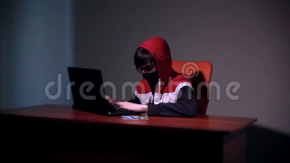 男性黑客在黑暗的房间里用屏幕上的数据在电脑上工作视频的预览图