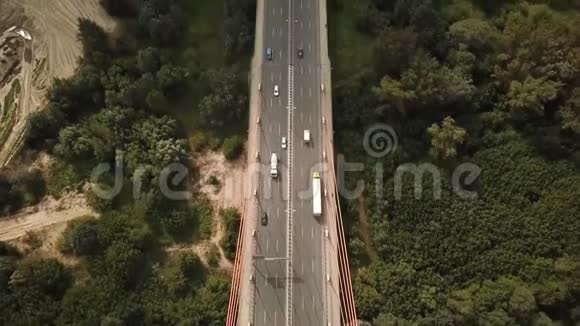 空中无人驾驶飞机射击穿越一条河上的混凝土长桥的车辆视频的预览图