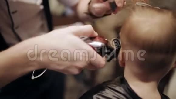 一个小孩正在为理发师理发做准备视频的预览图