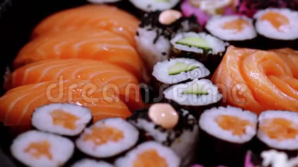 品尝尼吉里寿司新鲜鲑鱼视频的预览图