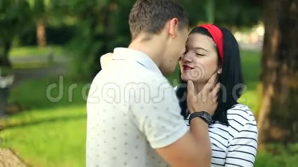 两个情人拥抱和亲吻在意大利湖2015年8月视频的预览图