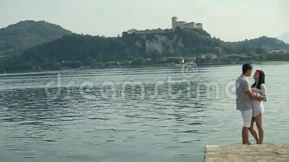 两个情人在意大利的湖边拥抱和亲吻视频的预览图