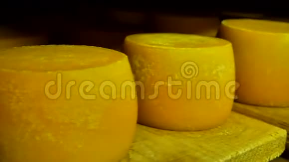 牛奶奶酪存放在木架上视频的预览图