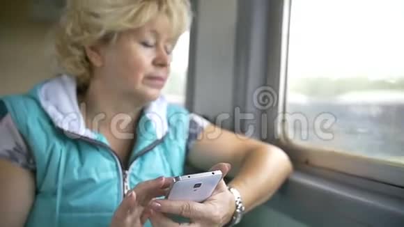 女性使用智能手机内部列车慢动作视频的预览图