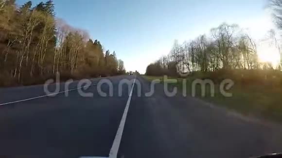 在公路上骑自行车第一人称观点POV视频视频的预览图