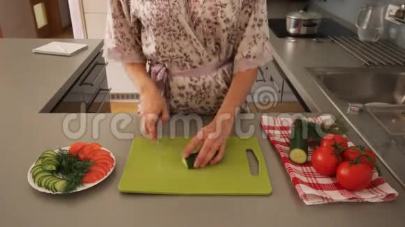 厨房里的女人在切鲜菜视频的预览图