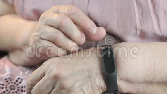 老年妇女触摸脉搏监测仪腕带视频的预览图