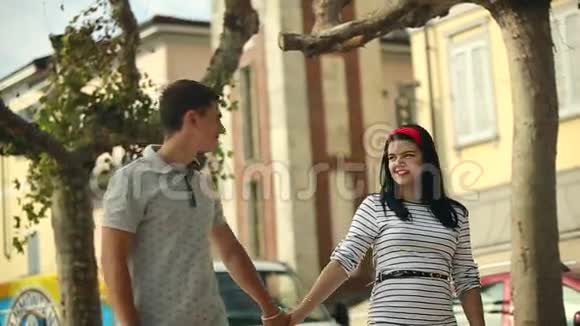 两个年轻的情人男孩和女孩握着手意大利2015年8月在阿罗纳市HD慢动作视频的预览图