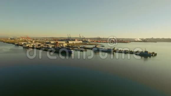 西北港口日落景色背景为雷尼尔山视频的预览图
