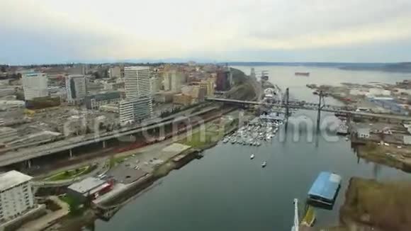 快速摄像机飞过市中心的一个河边办公区视频的预览图