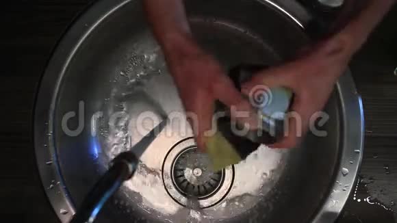 男洗手咖啡机在水槽的顶部视图视频的预览图