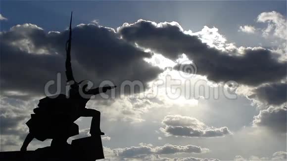背景云上的士兵和水手纪念碑视频的预览图